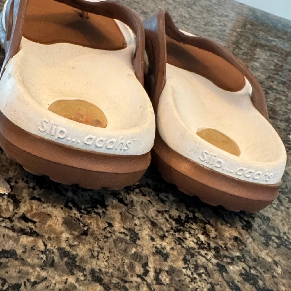 Hawaiian Jelly’s Brown Sandals with White Accents EUC 11